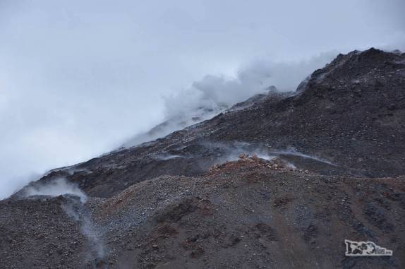 Fumaça e vapor ainda saem das encostas internas do vulcão Chaitén, no sul do Chile